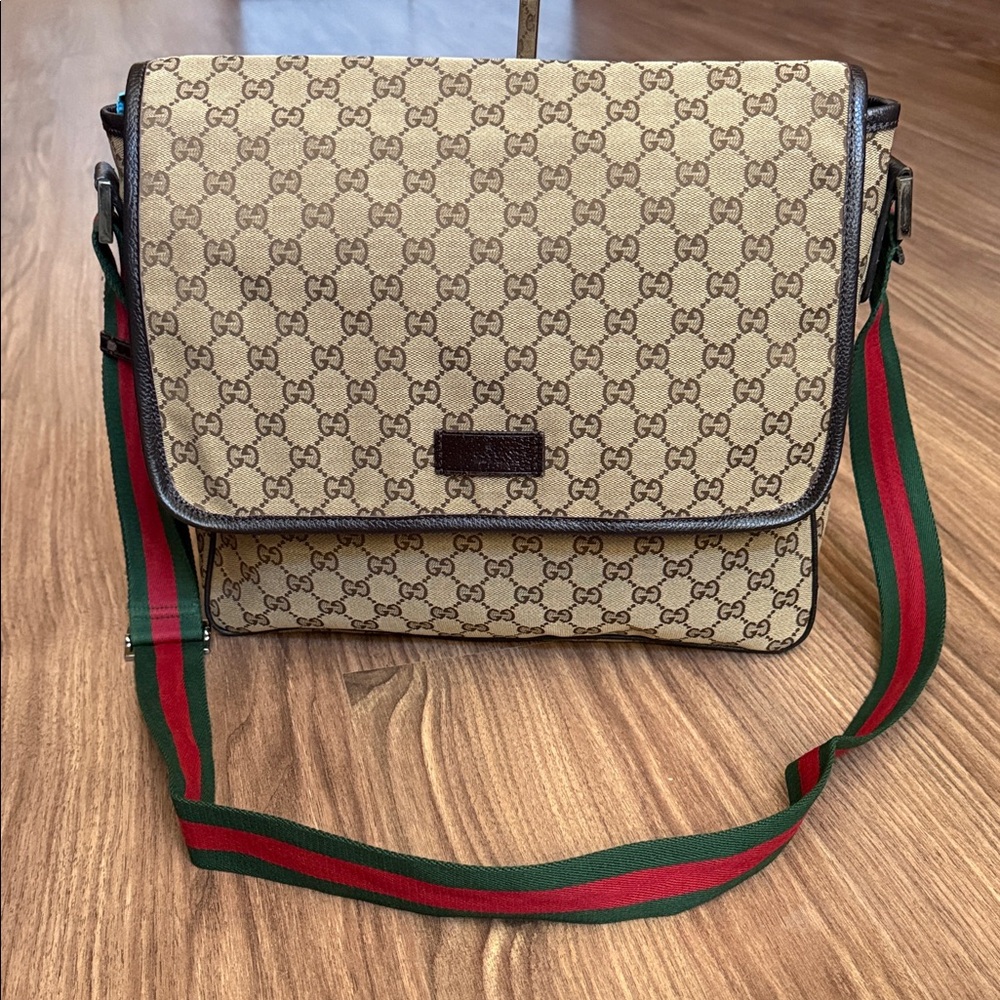 A512- Gucci crossbody bag - Picture 2 of 16